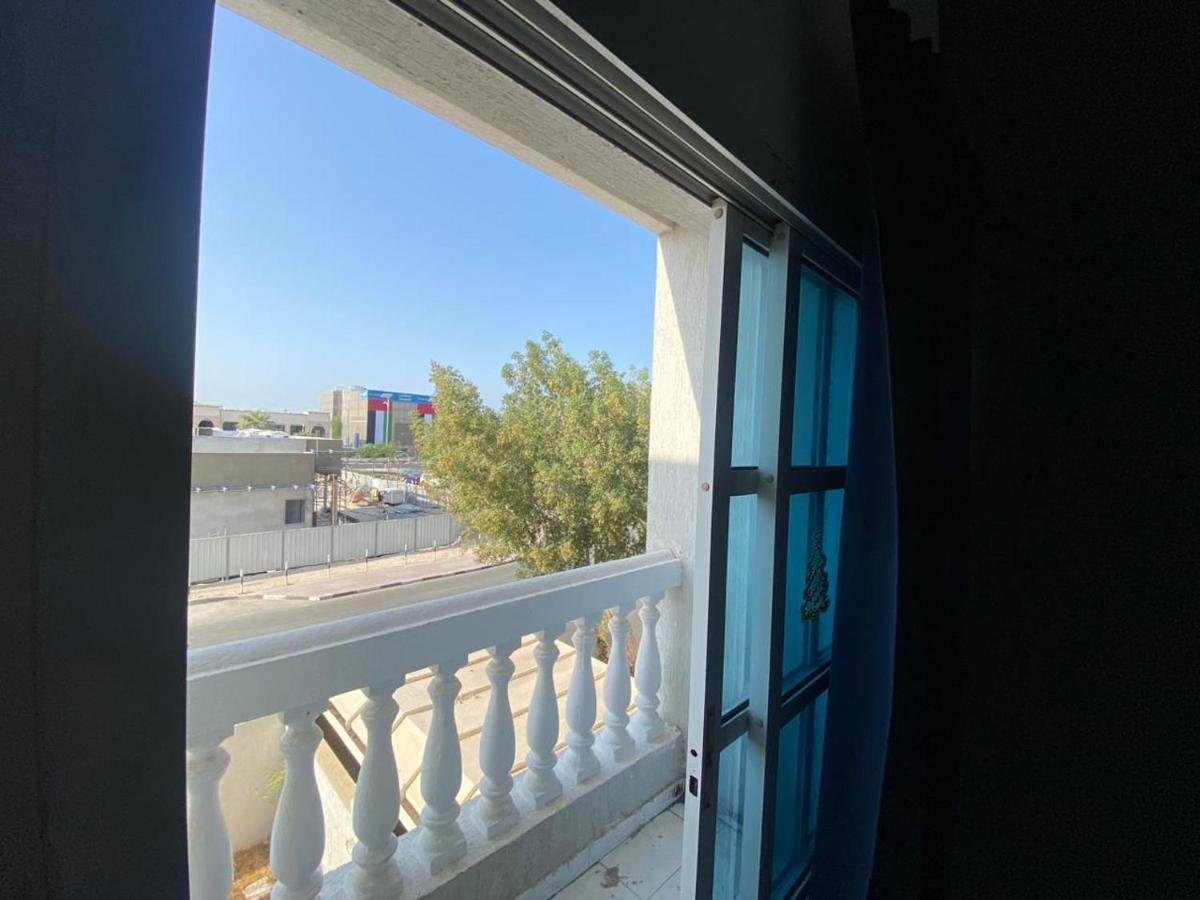 דובאי Comfortable Private Rooms In Compound Housing מראה חיצוני תמונה