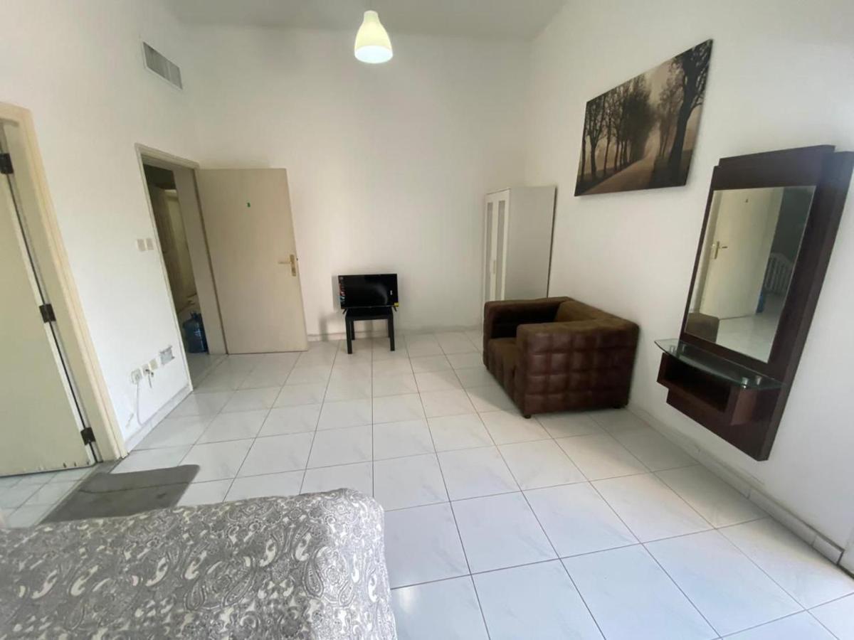 דובאי Comfortable Private Rooms In Compound Housing מראה חיצוני תמונה