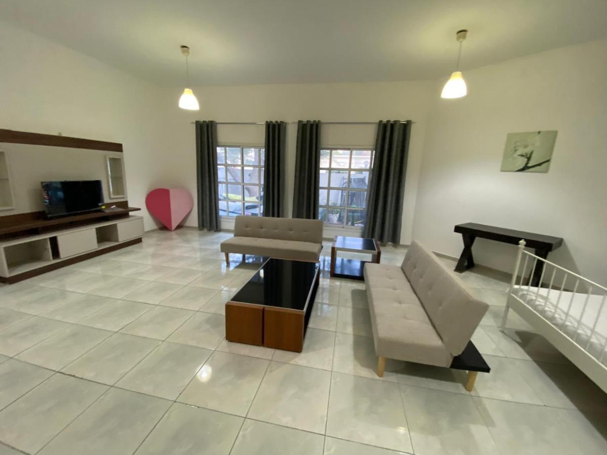 דובאי Comfortable Private Rooms In Compound Housing מראה חיצוני תמונה