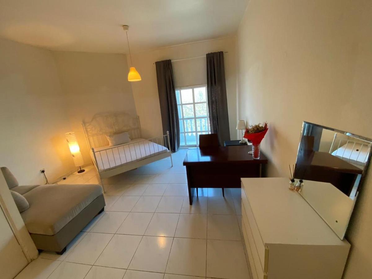 דובאי Comfortable Private Rooms In Compound Housing מראה חיצוני תמונה