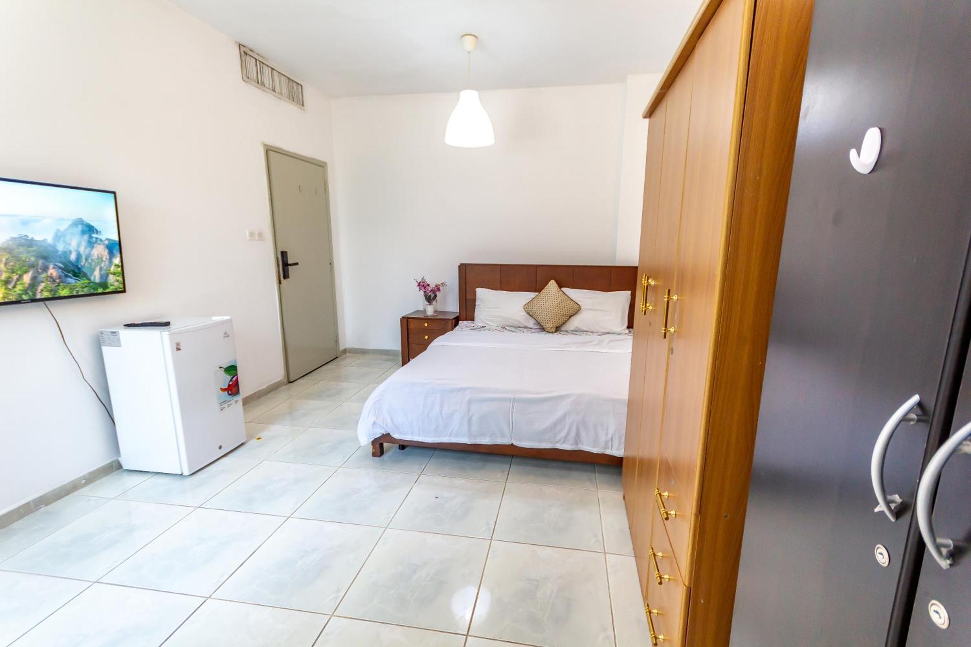 דובאי Comfortable Private Rooms In Compound Housing מראה חיצוני תמונה